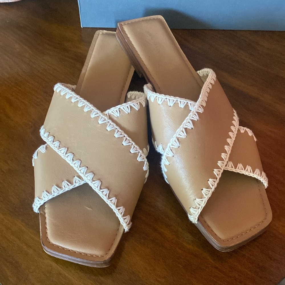 Ann Taylor stitched leather sandal 9.5